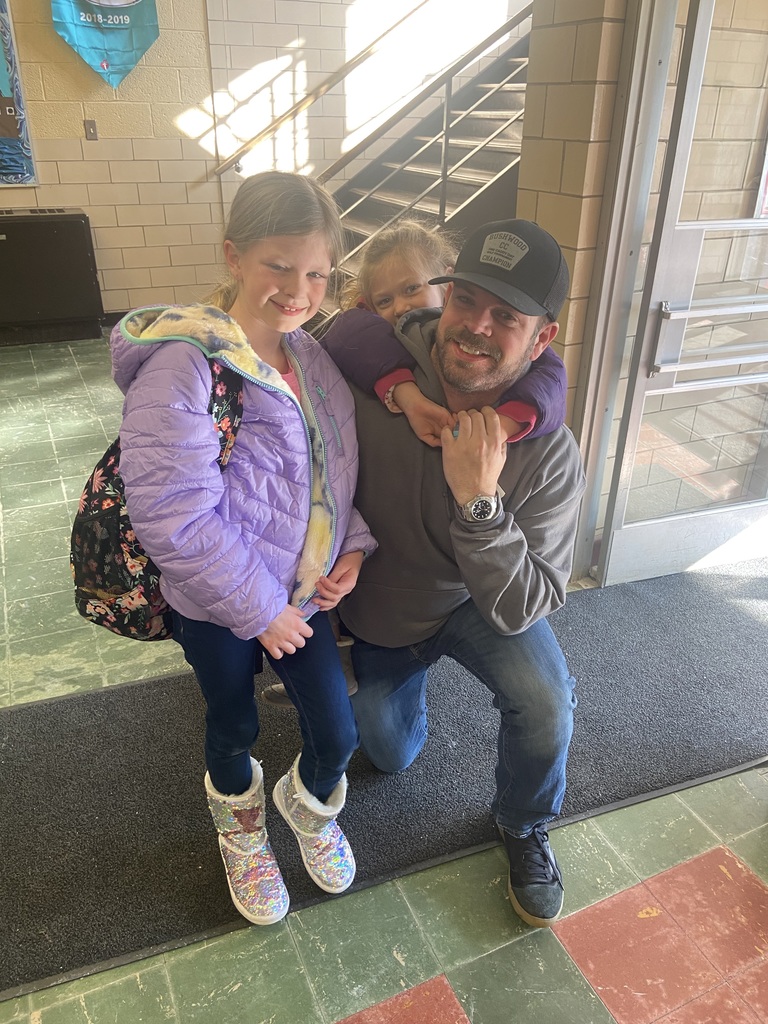 Military dad surprises daughters