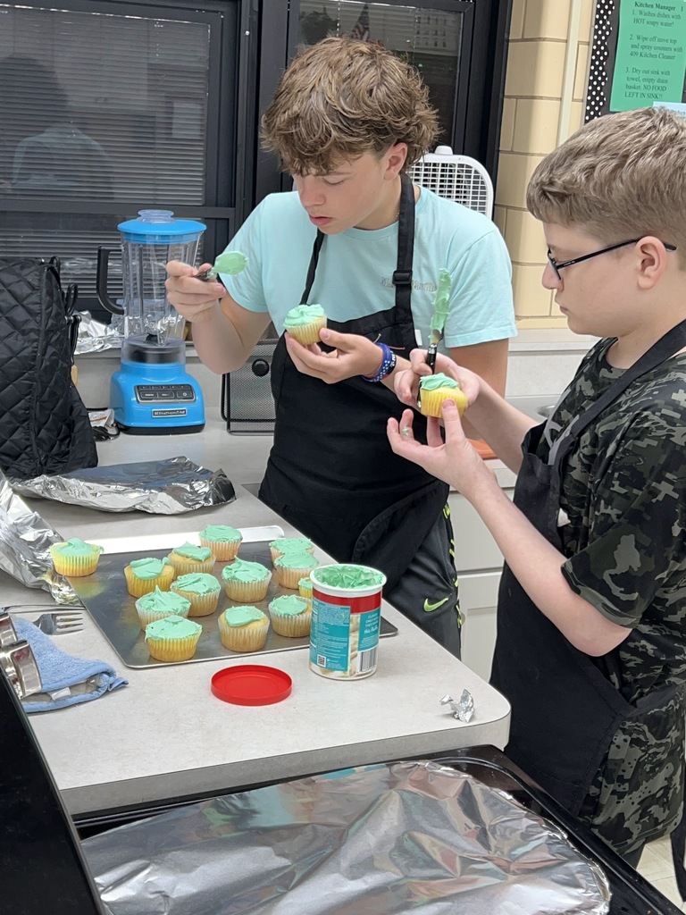 TMS students decorating cupcakes