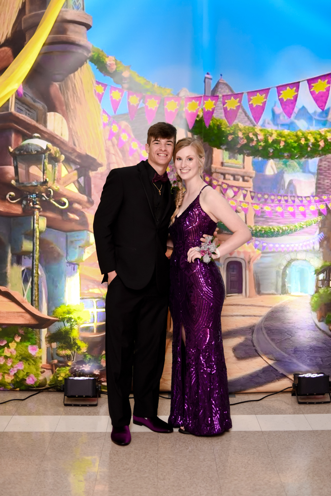 A couple at THS Prom Red Carpet.